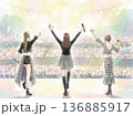 ガールズアイドルグループのライブパフォーマンスと光り輝くファンライト 136885917