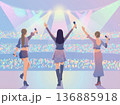 ガールズアイドルグループのライブパフォーマンスと光り輝くファンライト 136885918