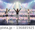 ガールズアイドルグループのライブパフォーマンスと光り輝くファンライト 136885925