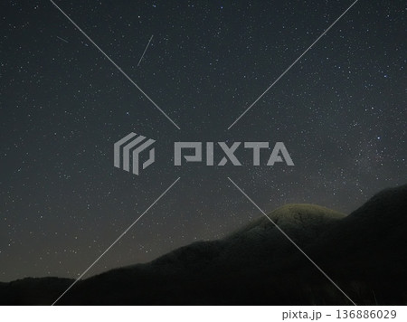 霧氷で白い山とこぐま座（20260218044832） 136886029