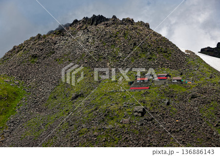 鳥海山・外輪山から見る新山山頂と大物忌神社 鳥海山・外輪山から見る新山山頂と大物忌神社 136886143