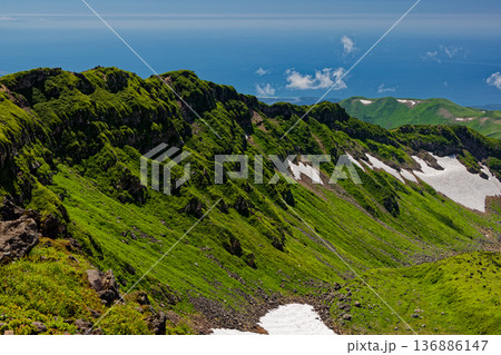 鳥海山・外輪山から見る千蛇谷と日本海 鳥海山・外輪山から見る千蛇谷と日本海 136886147