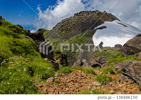 鳥海山・外輪山から見る雲湧く新山 136886150