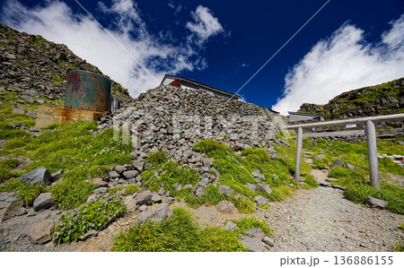 鳥海山・大物忌神社の鳥居と新山 136886155