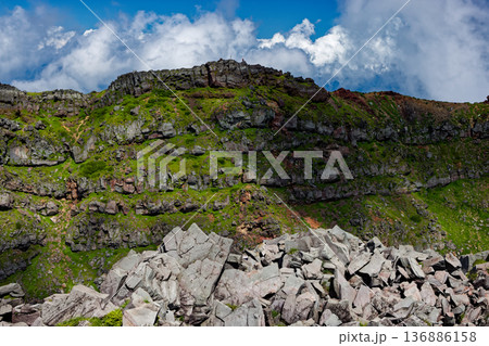 鳥海山・新山山頂から見る外輪山の岩壁 136886158