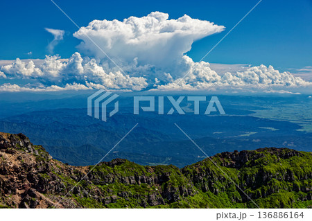 鳥海山・新山山頂から見る外輪山と雲湧く山並み 136886164