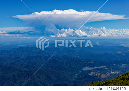 鳥海山・新山山頂から見る積乱雲と月山方面の山並み 鳥海山・新山山頂から見る積乱雲と月山方面の山並み 136886166