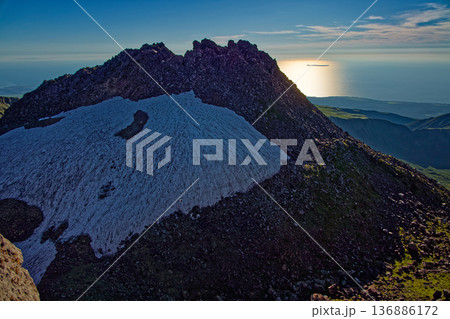 鳥海山外輪山・七高山から見る新山山頂と午後の日本海 136886172