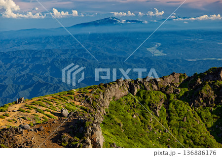 鳥海山外輪山・七高山から見る月山 鳥海山外輪山・七高山から見る月山 136886176