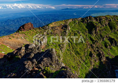 鳥海山・七高山から見る外輪山の岩壁と月山 136886179