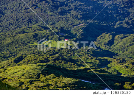 鳥海山外輪山・七高山から見る夕景の祓川登山口 136886180