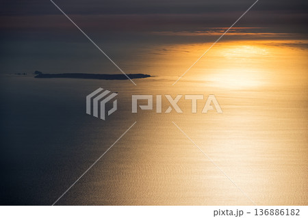 鳥海山から見る夕日に光る日本海と飛島 136886182