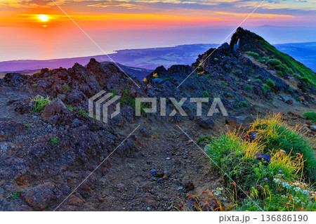 鳥海山・七高山から見る日本海への日没 136886190