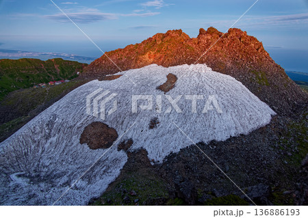 鳥海山・七高山から見る朝焼けの新山山頂 136886193