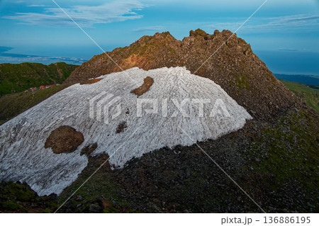 鳥海山・七高山から見る夜明けの新山山頂と日本海 鳥海山・七高山から見る夜明けの新山山頂と日本海 136886195