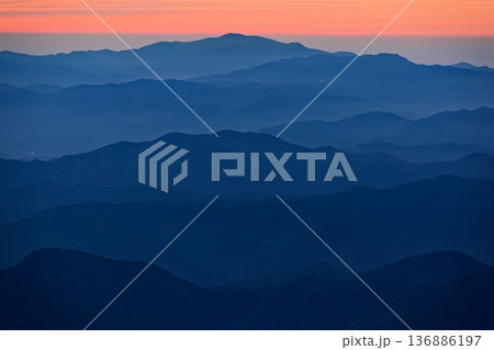 鳥海山・七高山から見る夜明けの山並み 136886197