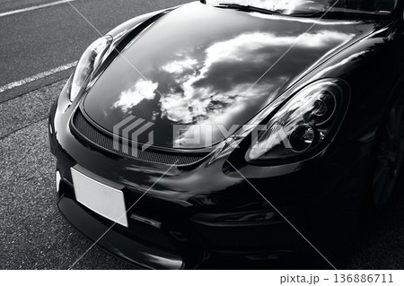 艶々の黒いスポーツカー 136886711