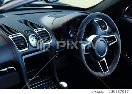 高級スポーツカーのインテリア 136887017