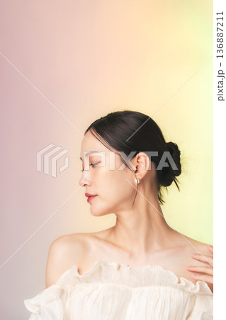 おしゃれな女性の美容・スキンケアイメージ おしゃれな女性の美容・スキンケアイメージ 136887211