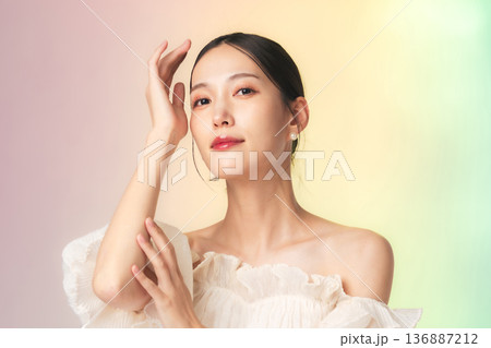 おしゃれな女性の美容・スキンケアイメージ 136887212