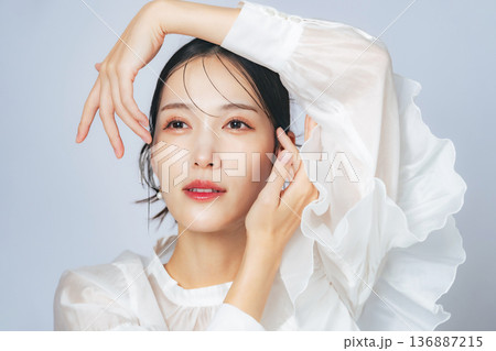 おしゃれな女性の美容・スキンケアイメージ 136887215