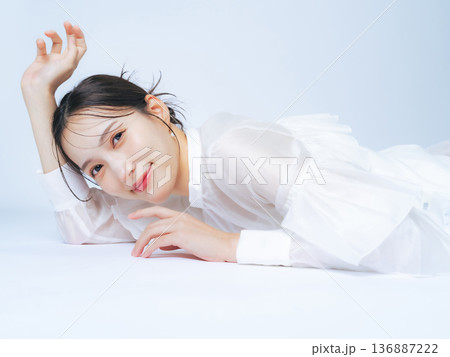おしゃれな女性の美容・スキンケアイメージ 136887222