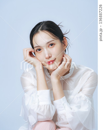 おしゃれな女性の美容・スキンケアイメージ 136887226