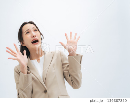 驚く女性ビジネスパーソン 136887230