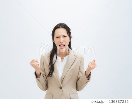 怒鳴る女性ビジネスパーソン 136887233