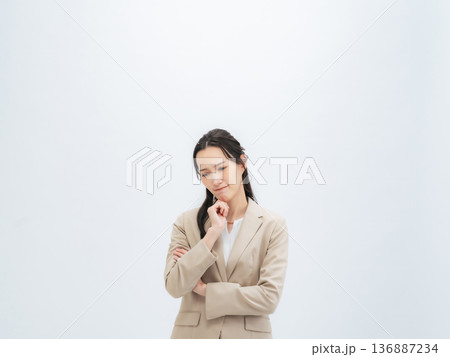 落ち込んだ表情の女性ビジネスパーソン 落ち込んだ表情の女性ビジネスパーソン 136887234
