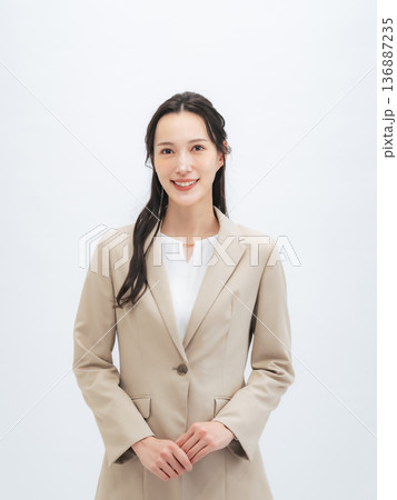 笑顔の女性ビジネスパーソン 笑顔の女性ビジネスパーソン 136887235