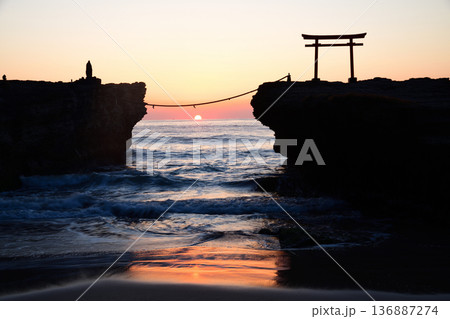鳥居に昇る朝日　＜白浜神社＞ 136887274