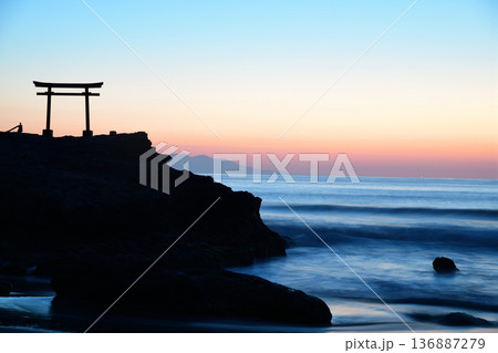 鳥居に昇る朝日　＜白浜神社＞ 136887279