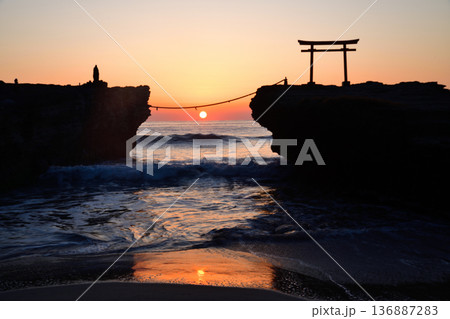 鳥居に昇る朝日 <白浜神社> 鳥居に昇る朝日 <白浜神社> 136887283