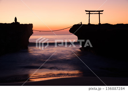 鳥居に昇る朝日　＜白浜神社＞ 136887284