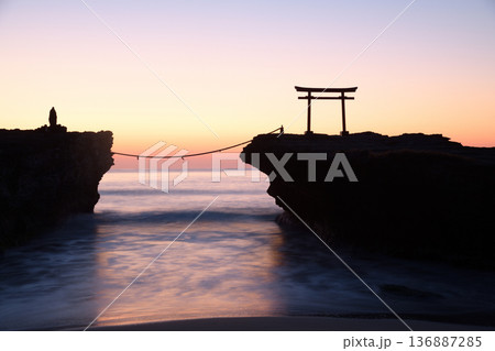 鳥居に昇る朝日 <白浜神社> 鳥居に昇る朝日 <白浜神社> 136887285