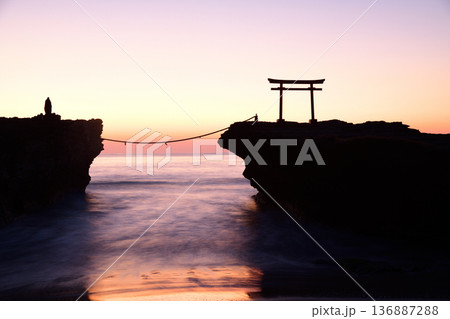 鳥居に昇る朝日　＜白浜神社＞ 136887288