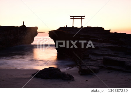 鳥居に昇る朝日　＜白浜神社＞ 136887289