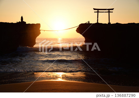 鳥居に昇る朝日 <白浜神社> 鳥居に昇る朝日 <白浜神社> 136887290