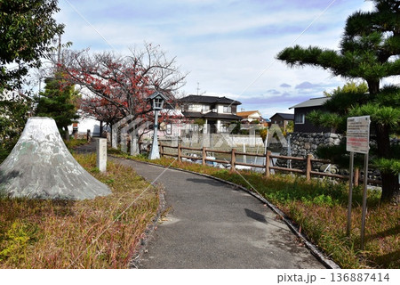 桑名市 歴史を語る公園散策路と紅葉 桑名市 歴史を語る公園散策路と紅葉 136887414