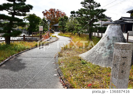 桑名市　歴史を語る公園散策路と紅葉 136887416