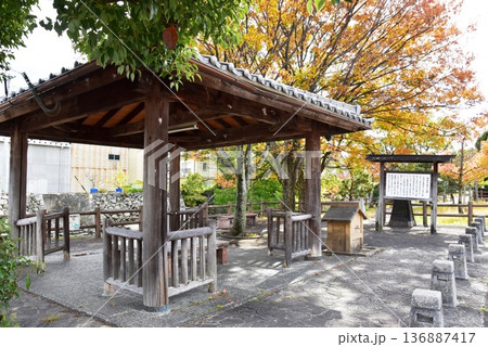 桑名市 歴史を語る公園散策路と東屋と紅葉 桑名市 歴史を語る公園散策路と東屋と紅葉 136887417
