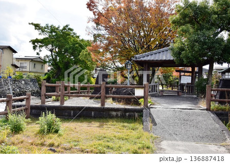 桑名市　歴史を語る公園散策路と東屋と紅葉 136887418