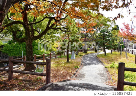 桑名市 歴史を語る公園散策路と鮮やかな紅葉 桑名市 歴史を語る公園散策路と鮮やかな紅葉 136887423