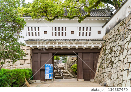 岡山城(国指定の史跡 別名:烏城、金烏城)廊下門(外観復元) 岡山城(国指定の史跡 別名:烏城、金烏城)廊下門(外観復元) 136887470