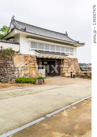 岡山城(国指定の史跡 別名:烏城、金烏城)不明門(外観復元) 岡山城(国指定の史跡 別名:烏城、金烏城)不明門(外観復元) 136887476