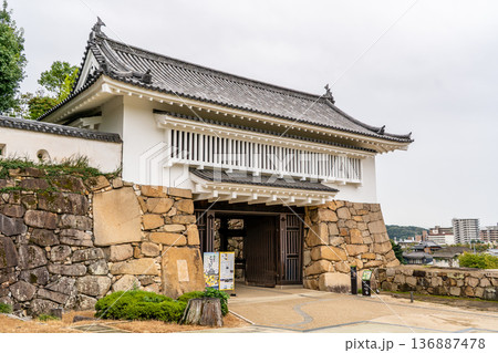 岡山城(国指定の史跡 別名:烏城、金烏城)不明門(外観復元) 岡山城(国指定の史跡 別名:烏城、金烏城)不明門(外観復元) 136887478