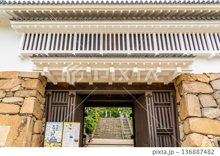 岡山城(国指定の史跡 別名:烏城、金烏城)不明門(外観復元) 岡山城(国指定の史跡 別名:烏城、金烏城)不明門(外観復元) 136887482