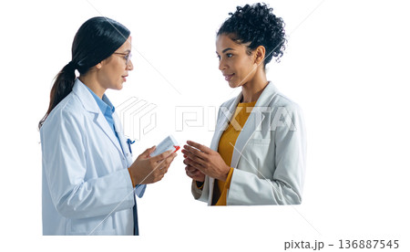 薬局カウンターでの顧客相談薬剤師 - ヘルスケアと服薬アドバイスのコンセプト 136887545