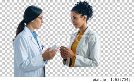 藥劑師在藥局櫃檯為顧客提供諮詢－醫療保健和用藥建議概念 136887545